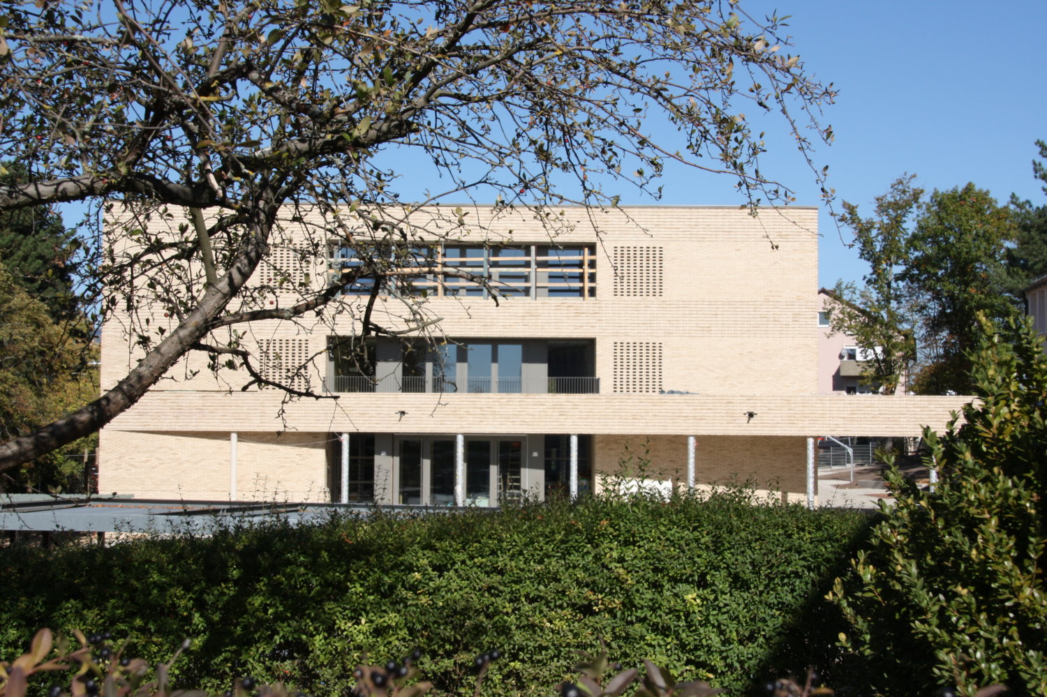 <h4>Bavorhaben lt. Auftrag:</h4>
Pavillon an der Carl-Platz-Schule
<h4>Bauort:</h4>
Herzogenaurach
<h4>Bauherr:</h4>
Stadt Herzogenaurach
<h4>Menge:</h4>
1200 m²
<h4>Steinhersteller:</h4>
GIMA