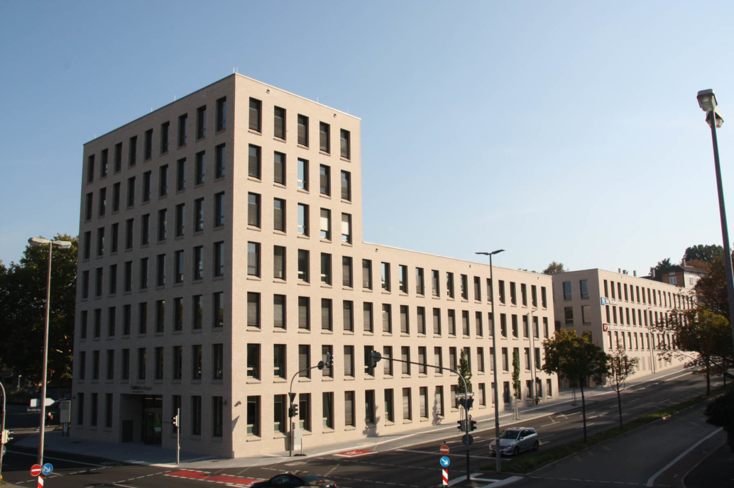 <h4 class='bauvorhaben'>Bavorhaben lt. Auftrag:</h4>
Pfenning-Areal 2 Bürogebäude+TG
<h4 class='bauort'>Bauort:</h4>
Reutlingen
<h4 class='bauherr'>Bauherr:</h4>
GWG-Wohnungsgesellschaft Reutlingen
<h4 class='menge'>Menge:</h4>
4500 m²
<h4 class='steinhersteller'>Steinhersteller:</h4>
Petersen